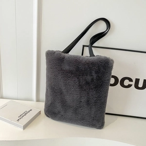 Sac cabas en fausse fourrure gris anthracite avec texture douce et fines anses noires
