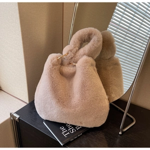 Détail d'un sac à main en peluche avec des anneaux dorés élégants pour la bandoulière