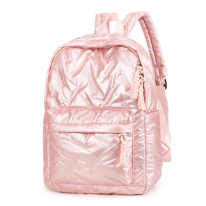 Detailansicht eines rosa gesteppten Rucksacks mit Metallic-Glanz und Reißverschluss