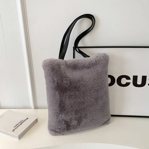 Sac fourre-tout gris en peluche minimaliste avec de fines bretelles en cuir noir