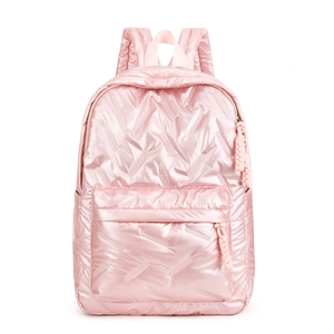 Nahaufnahme des rosa Metallic-Stepprucksacks aus glänzendem wasserfestem Stoff mit Seitentaschen