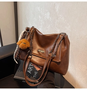 Sac bandoulière en cuir marron avec bandoulière chaîne et pendentif chien en peluche
