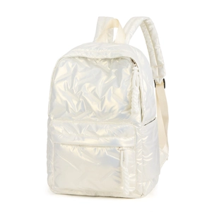 Detail des perlweißen Stepprucksacks mit Metallic-Struktur und verstellbaren Trägern