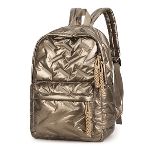 Detailansicht des gesteppten Rucksacks in Champagnergold mit gewebtem Reißverschlusszug