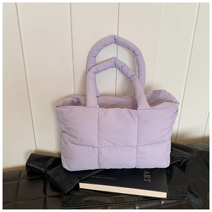 Detail van de lavendel gewatteerde tote bag met gevoerde handvatten en ruitmotief