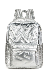 Vorderansicht von silbernem gestepptem Rucksack mit Metallic-Finish und moderner Textur