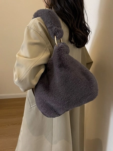 Sac hobo en fausse fourrure gris foncé avec bandoulière large et détails dorés