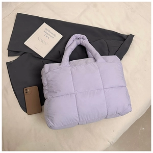 Platte lay-up van een lavendel gewatteerde draagtas met grijze blazer en accessoires