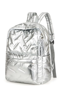 Detail des silbernen Puffer-Rucksacks mit gesteppter Wellenstruktur und Reißverschluss