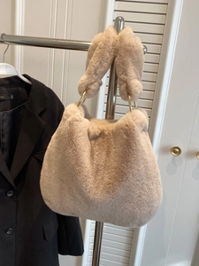 Sac à épaule chic en fausse fourrure beige avec anneaux dorés et poignée en peluche douce