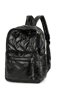 Detail eines schwarzen gesteppten Rucksacks mit hochglänzendem wasserfestem Stoffgewebe