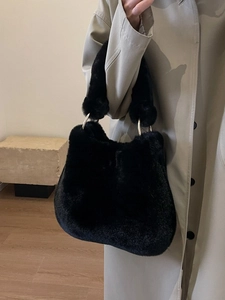 Sac à bandoulière en fausse fourrure noire avec anneaux dorés pour l'automne-hiver