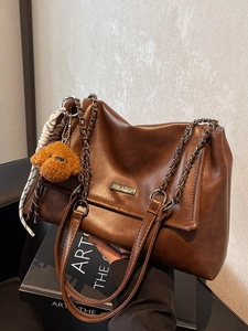 Sac à Épaule Vintage en Cuir PU pour Femmes Bandoulière Chaîne en Métal Pendentif Chien en Peluche Grande Capacité Rétro