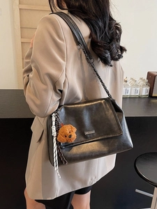 Sac bandoulière en cuir noir à chaîne pour femmes avec breloque petit chien en peluche