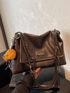 Sac bandoulière en similicuir marron foncé avec chaîne en métal et pendentif ours mignon