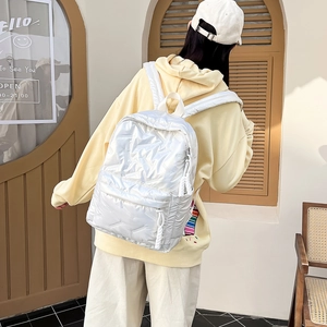 Silberner gesteppter Daunenrucksack mit gepolsterten Trägern und Reißverschluss