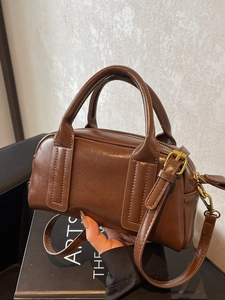 Vintage dunkelbraune Boston-Tasche mit Retro-Ledertextur und goldenen Metallbeschlägen