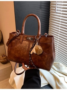 Sac à main rétro en cuir marron ciré avec fermoir métal et breloque de baseball