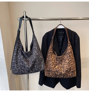 Détail de sacs fourre-tout rétro léopard avec bandoulières en cuir réglables en deux tons
