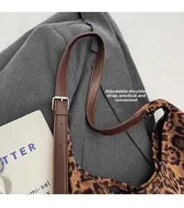 Détail de la bandoulière réglable du sac léopard avec boucle en métal argenté