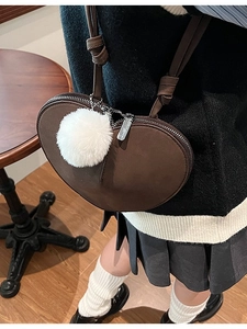 Sac à bandoulière vintage en forme de cœur marron avec un pompon blanc en peluche chic