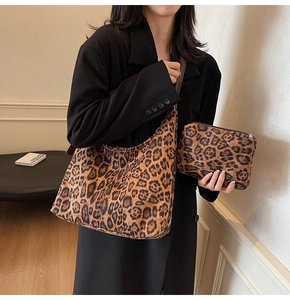 Détail du set de sacs cabas à motif léopard avec sac hobo et pochette assortie