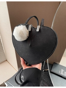 Sac à épaule cœur noir en daim avec un charmant pompon blanc duveteux vintage
