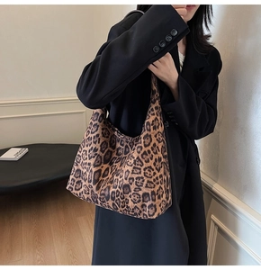 Sac fourre-tout tendance avec imprimé léopard dans un décor intérieur minimaliste