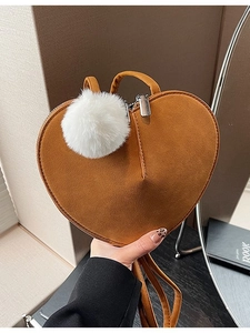 Sac à épaule vintage en forme de cœur en daim caramel avec pompon blanc doux