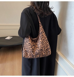 Détail d'un grand sac cabas à motif léopard pour l'automne avec une texture souple