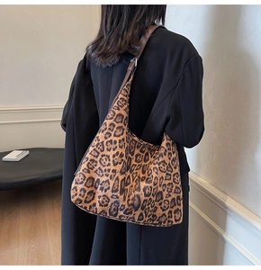 Vue arrière d'un grand sac cabas léopard avec bandoulière réglable en marron foncé