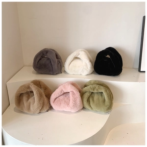 Sacs à main en fausse fourrure en six couleurs avec poignées nouées et bandoulières chaîne