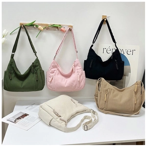 Detailansicht großer Cord-Hobo-Taschen in fünf Farben mit verstellbaren Schultergurten