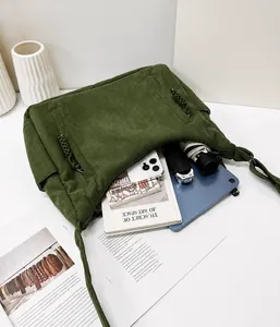 Detail der grünen Cord-Tasche mit großem Fassungsvermögen für Tablet und Alltagsgegenstände