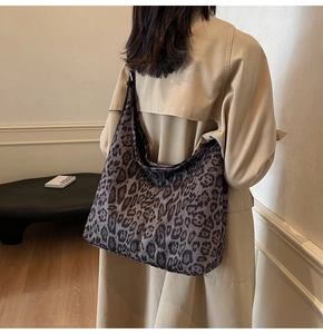 Vue détaillée du grand sac cabas à motif léopard porté avec un trench-coat kaki élégant