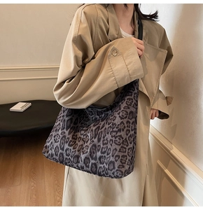 Mannequin portant un grand sac hobo léopard vintage avec un trench-coat kaki élégant