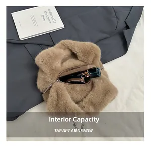 Détails de l'intérieur du sac en peluche camel avec espace pour mobile et maquillage