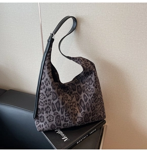 Détail du sac hobo léopard avec bandoulière en cuir et boucle argentée chic