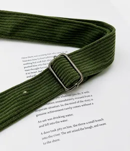 Details des verstellbaren dunkelgrünen Cord-Schultergurts mit silberner Metallschnalle