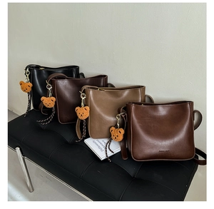 Quatre sacs à bandoulière vintage en similicuir aux couleurs variées avec oursons