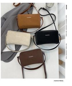 Vue de dessus de quatre sacs à bandoulière en cuir en jaune, beige, noir et marron