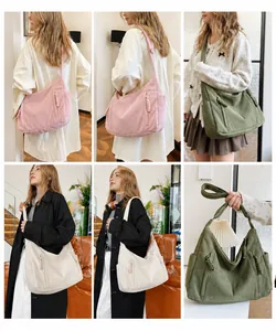 Detailansicht großer Cord-Schultertaschen in den Farben Rosa, Grün und Beige