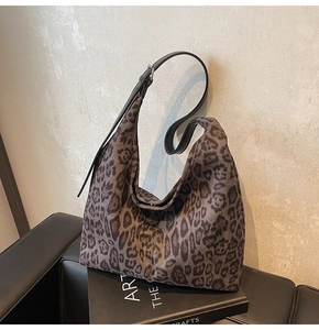 Détail du sac hobo à imprimé léopard avec bandoulière en cuir noir réglable