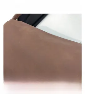 Gros plan sur la texture en daim marron avec logo GuLiDiLi blanc sur le sac à main