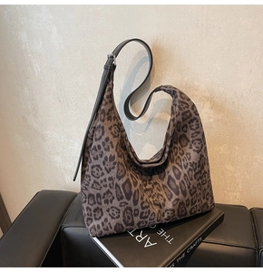 Gros plan du sac hobo léopard avec bandoulière réglable en cuir noir pour femme