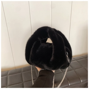 Détails du sac en fausse fourrure noire avec chaîne argentée et texture douce et dense
