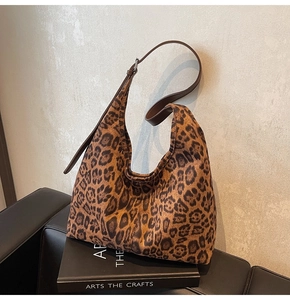 Gros plan du sac hobo à motif léopard avec bandoulière réglable en cuir synthétique
