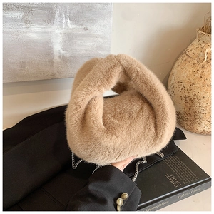 Sac à main duveteux kaki avec poignée nouée et chaîne en métal argenté, décor artistique