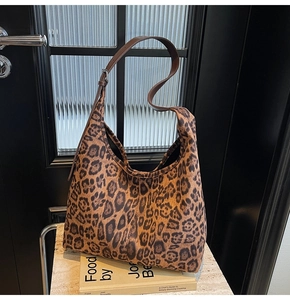 Gros plan détaillé d'un sac cabas à imprimé léopard avec des lanières en simili cuir