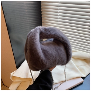 Détail du sac à main en fausse fourrure gris anthracite avec chaîne en métal